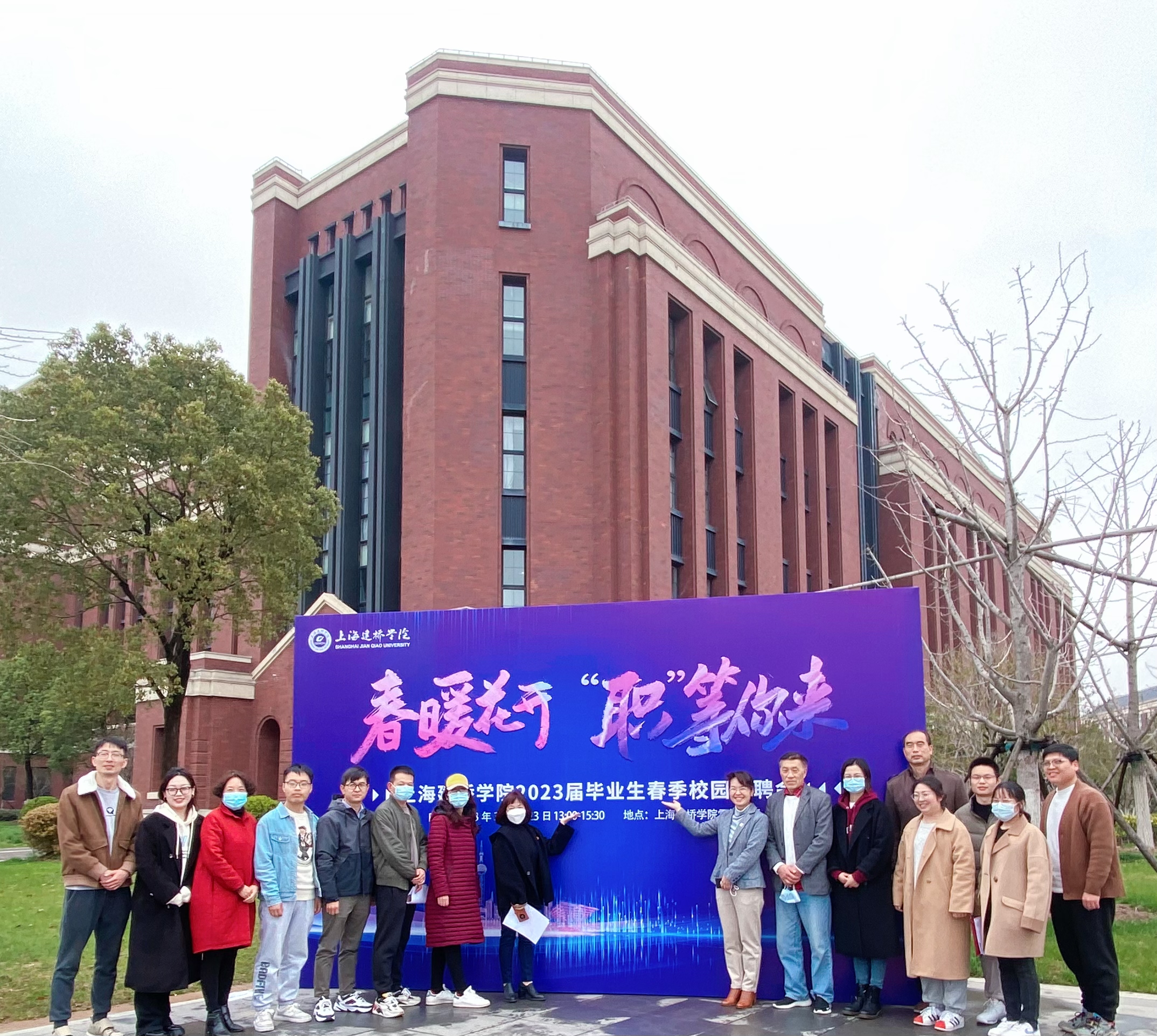 陈校长与商学院合照.jpg 陈校长与商学院合照.jpg