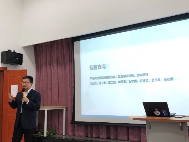 北京邮电大学高鹏老师正在课堂中分享比赛经验.jpg 北京邮电大学高鹏老师正在课堂中分享比赛经验.jpg